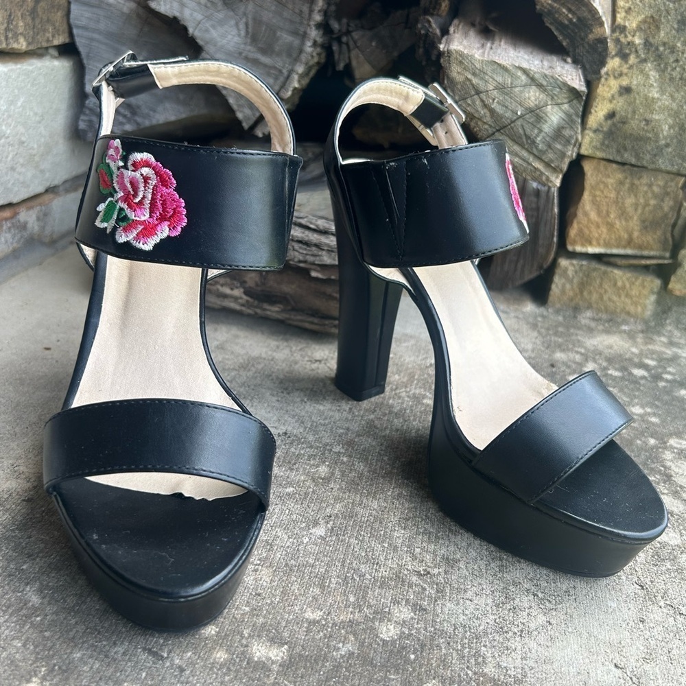 Chunky Heels Forever embroidered flower black heels.‎ Sz-7. Os